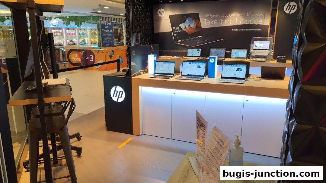 An HP store display featuring Spectre x360 convertible notebooks and other HP products.
