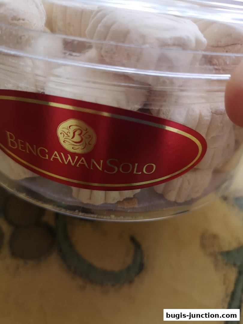 A close-up of a container of white cookies with the Bengawan Solo logo.