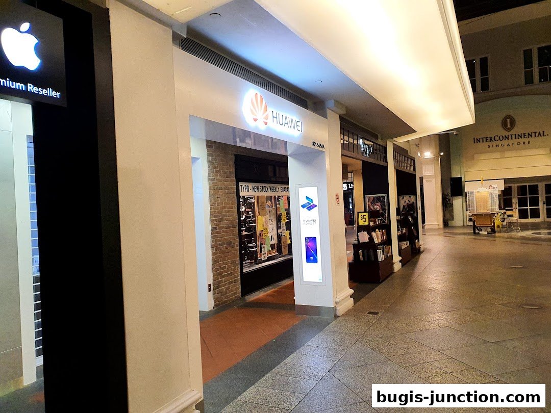 The entrance to the iStudio Bugis Junction shop, featuring Huawei and Apple branding.