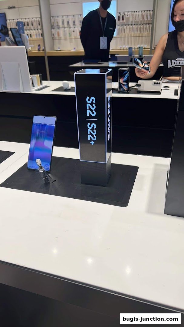 Samsung Experience Store showcasing the latest S22 series phones and accessories.