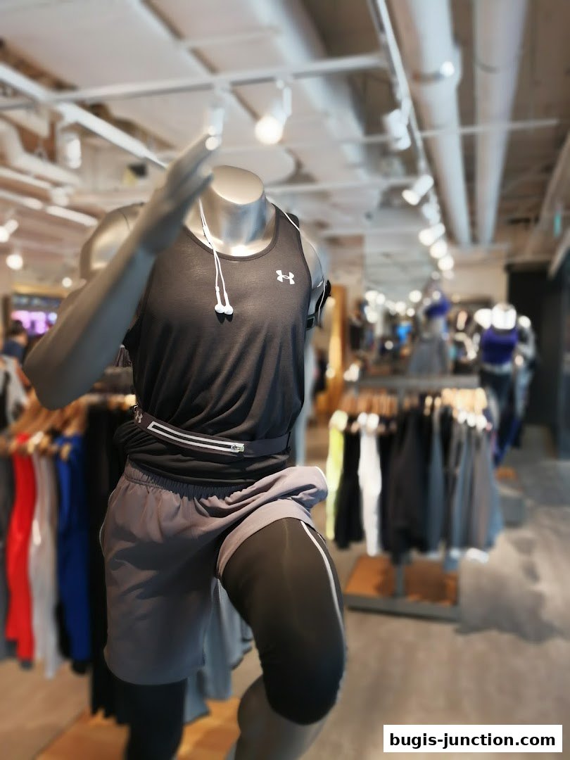 Mannequin dressed in Under Armour athletic wear, showcasing a running outfit.